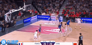 持续输出！韩旭压哨打板 随后晃开对手轻松上篮再次得分 