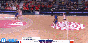 里里外外都开花了！李蒙利用掩护上篮命中 随后三分命中 