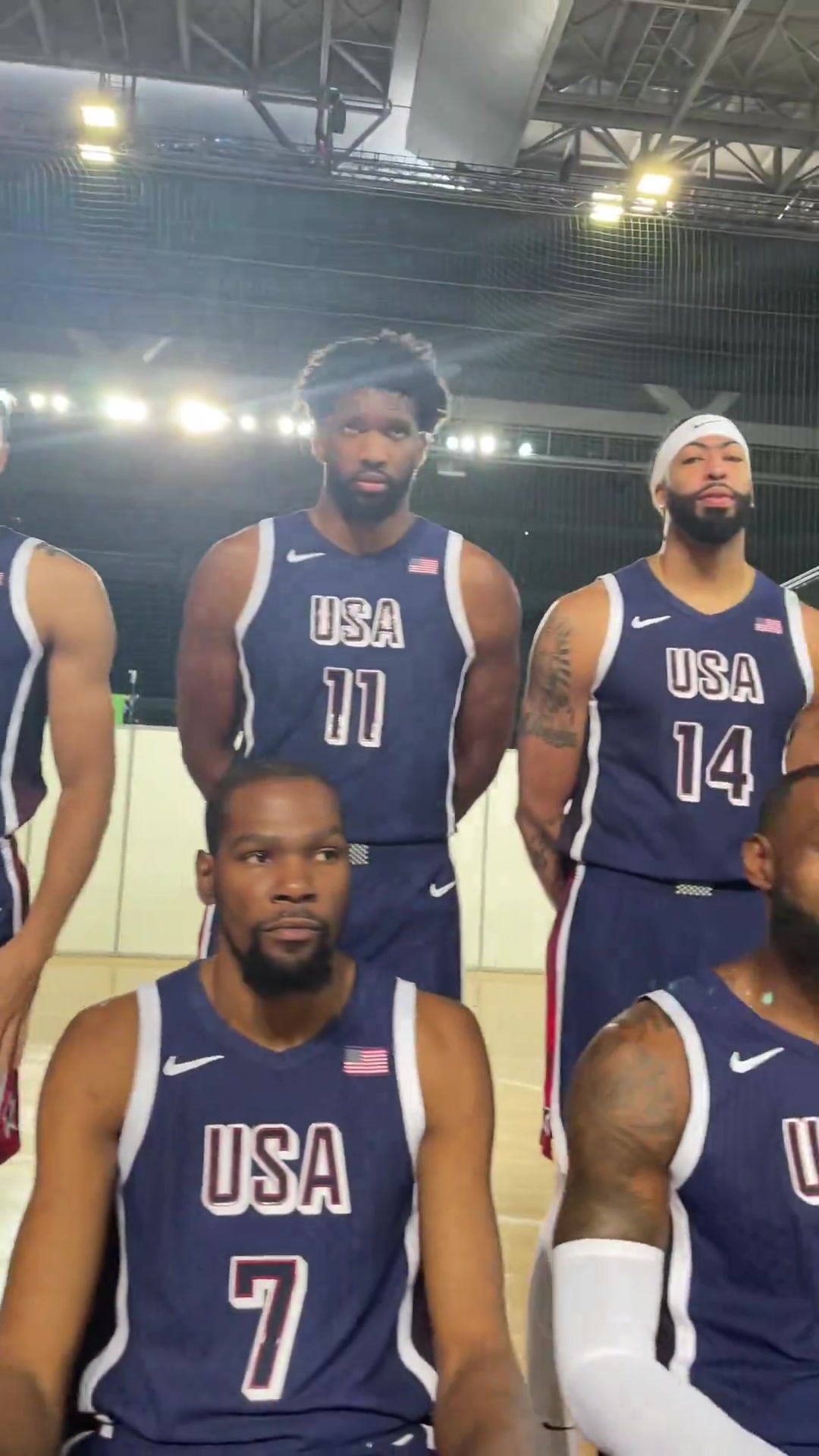 美国男篮再次补妆照 赞杜库稳坐C位 小白取代小卡