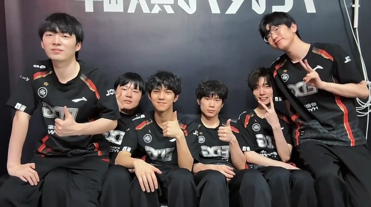 EDG发布团队合影视频-杰杰：夏季赛结束了 来张合影吧