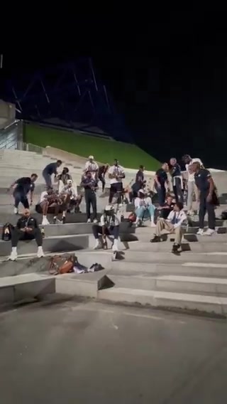 美国队拍完台阶照后詹姆斯开香槟误喷杜兰特🤣后者赶忙逃离