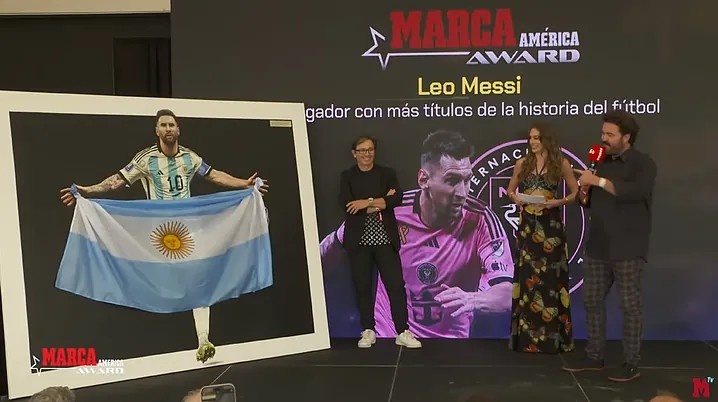 为梅西颁奖!马卡主编:有幸多次向梅西颁奖,你是冠军中的冠军