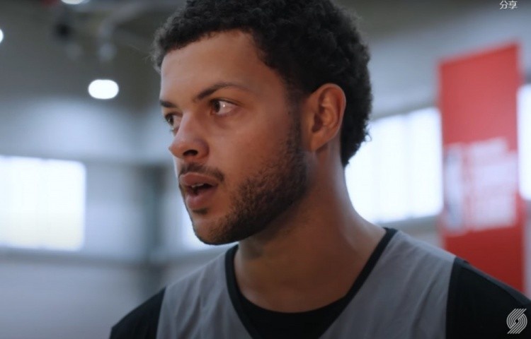 当过一年调酒师😂!雷霆与中锋亚历克斯-里斯签下非保障合同