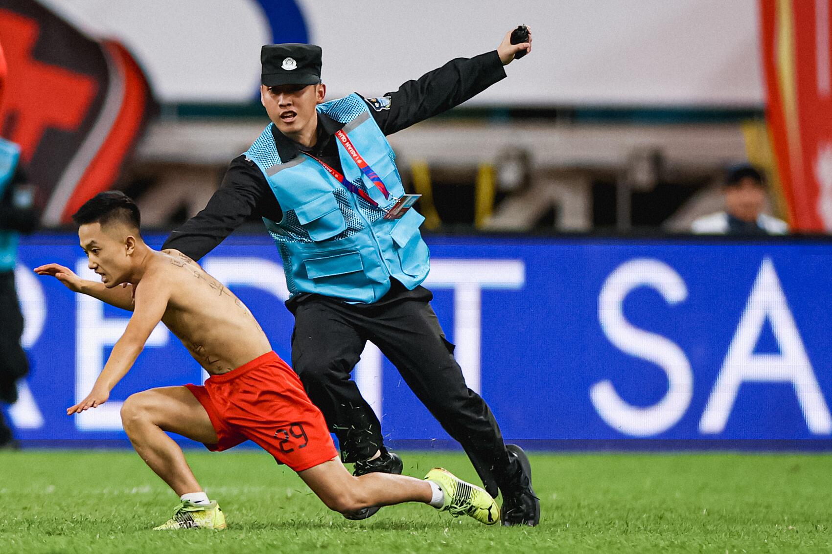 浙媒:冲场球迷是给中国足球“使绊子”,冲场行为不值得支持