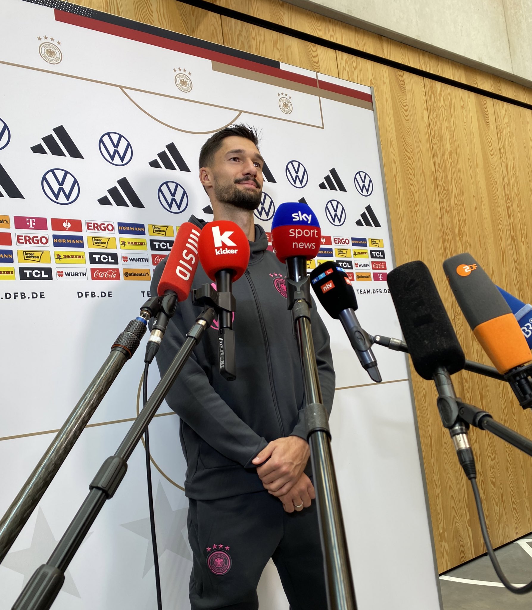 克莱因丁斯特:我的某些能力比凯恩更强,亨利才是我真正的榜样