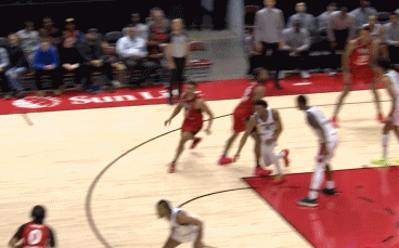 同为双向球员!崔永熙队友杰伦-马丁膝盖受伤 被担架抬离赛场