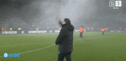 上任后连克蓝狐、曼联!狼队主帅佩雷拉与球迷互动,激情挥拳庆祝