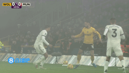 约罗被过后拉人犯规,被出示黄牌