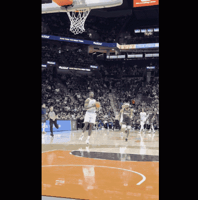 华子都懵了😅！巴恩斯上篮两步停顿 金鸡独立晃开防守轻取两分