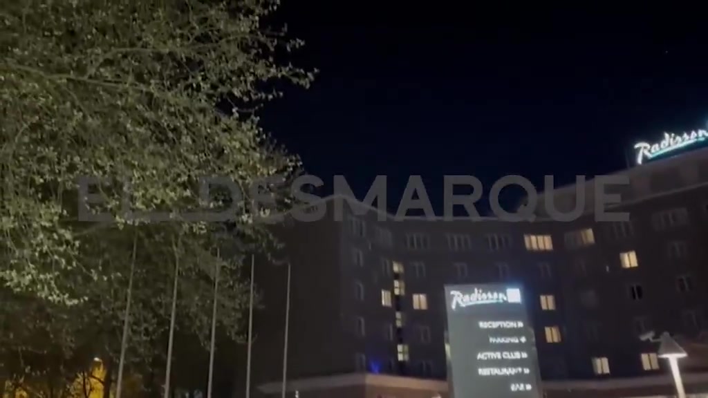 干扰作息！西媒：多特球迷在巴萨下榻的酒店外，凌晨放烟花骚扰