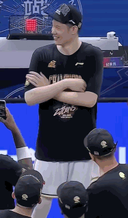 不容易😊胡金秋终于在领奖台上叉着手咧开嘴露出久违的大笑！